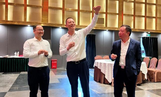禮贊勞動(dòng)者——天馬玻璃隆重舉行2021 年勞動(dòng)競賽、專(zhuān)利獲得者表彰大會(huì )(圖1)